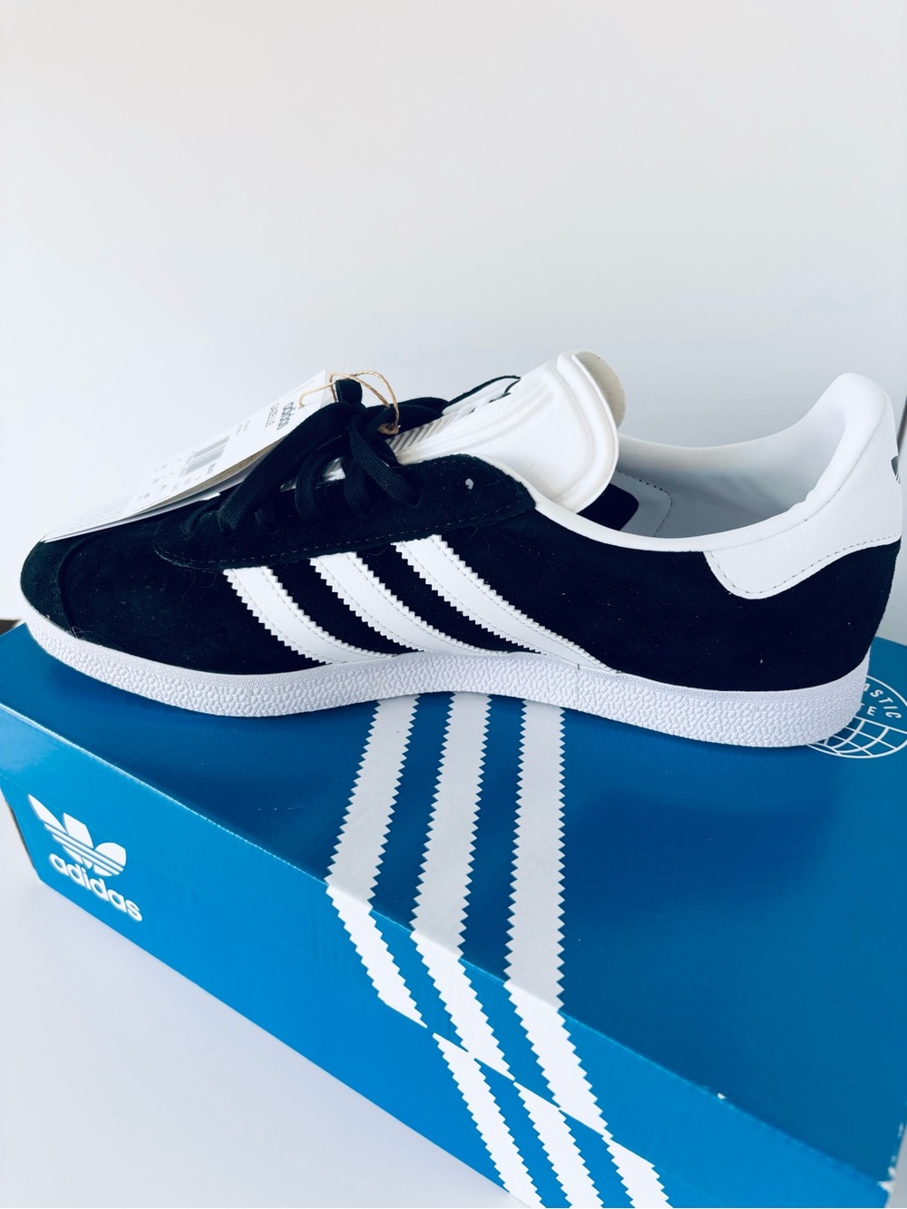 nib ADIDAS Gazelle 1991 Reissue Black/White Sneakers (Men’s 9.5, Women’s 10.5)